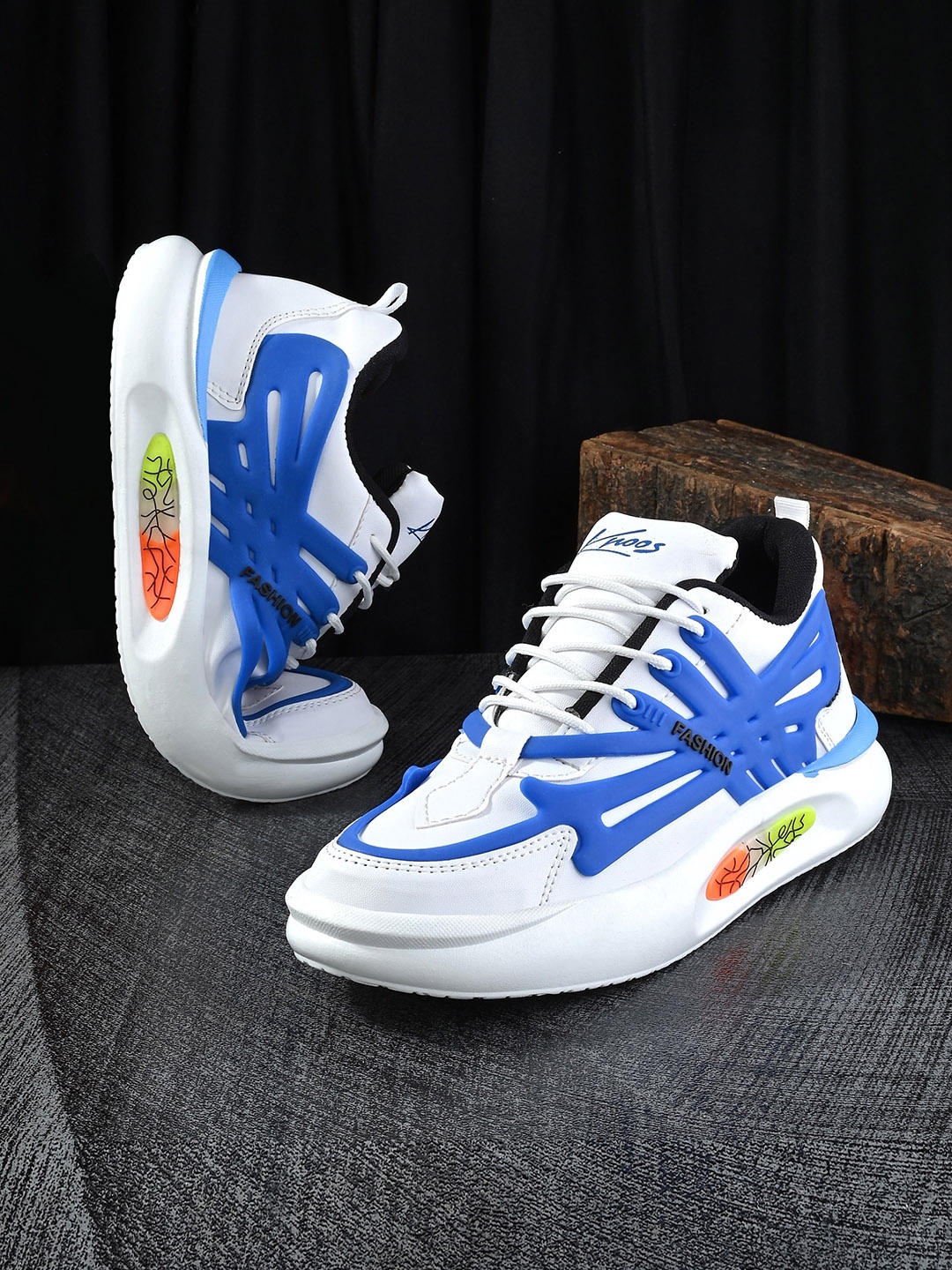 

knoos Men White Printed Sneakers