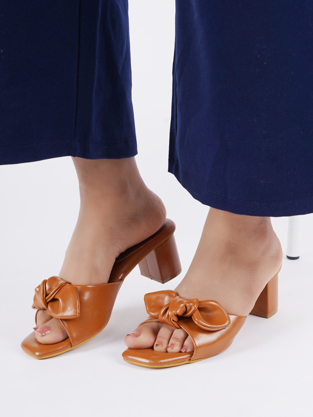 

Rubeezz Open Toe Block Heels With Bows, Tan