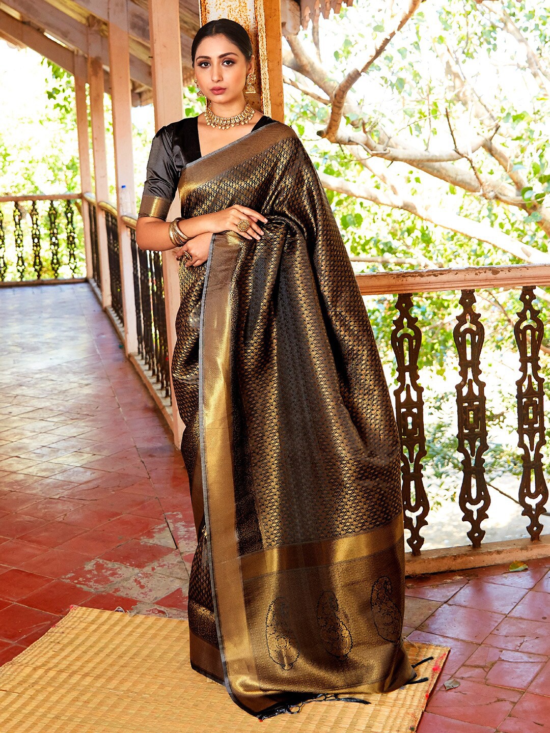 

KARAGIRI Paisley Woven Design Zari Kanjeevaram Saree, Black