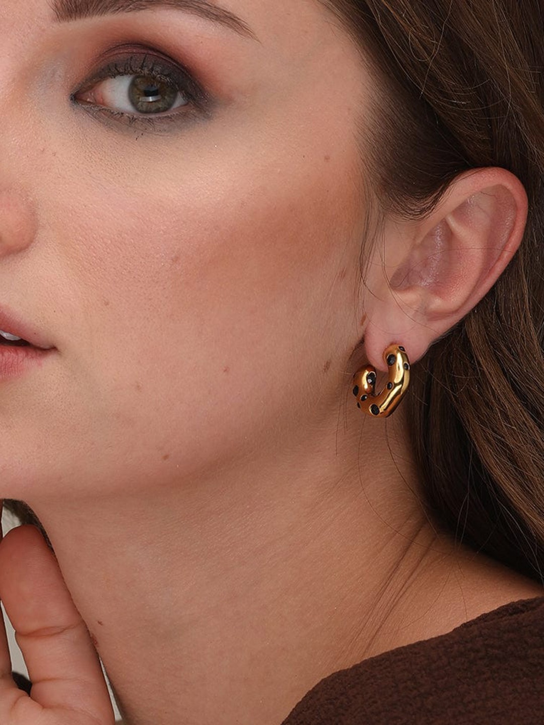 

PALMONAS Gold-Plated Cubic Zirconia Contemporary Hoop Earrings
