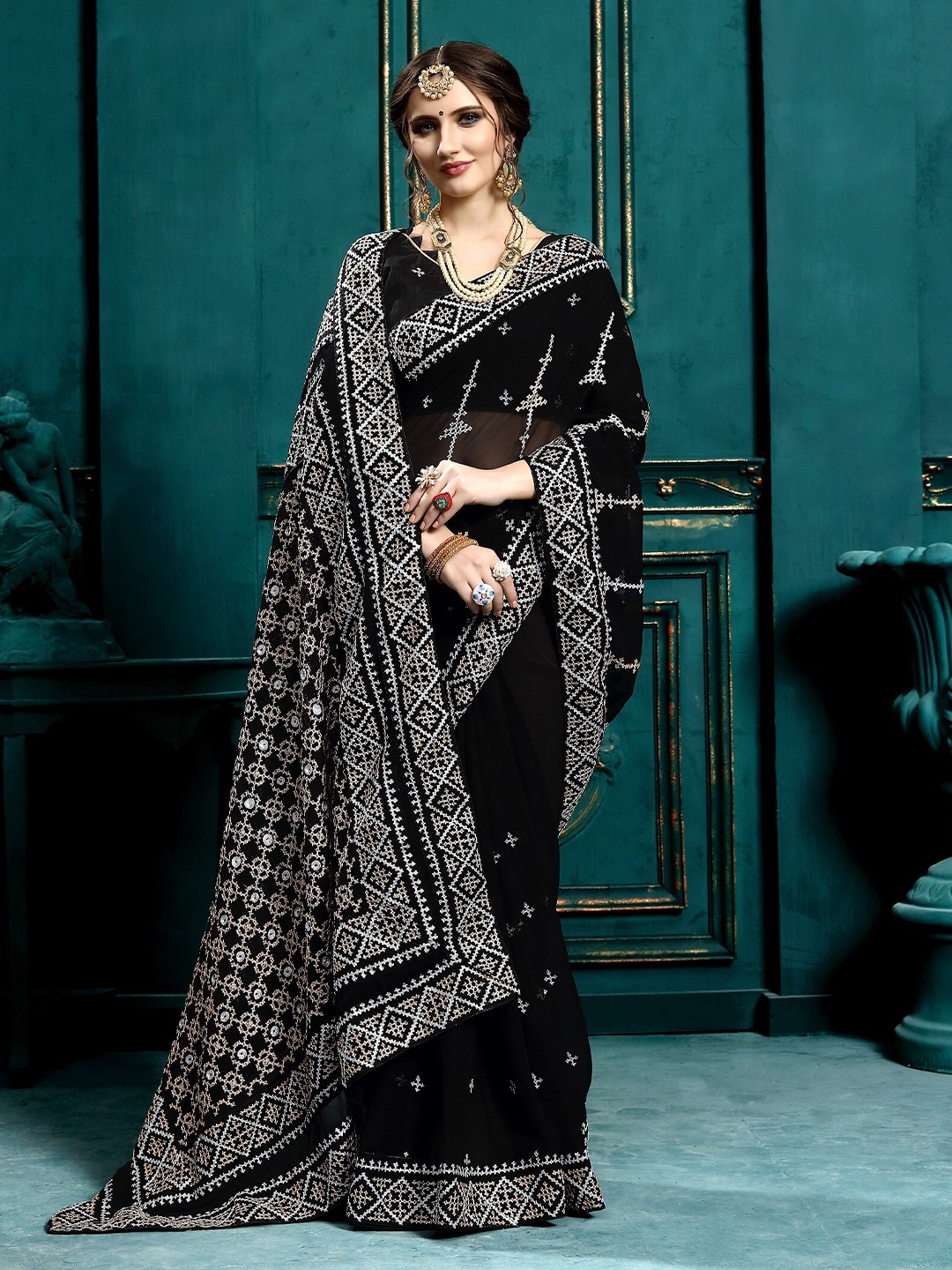 

SERONA FABRICS Ethnic Motifs Embroidered Pure Georgette Saree, Black