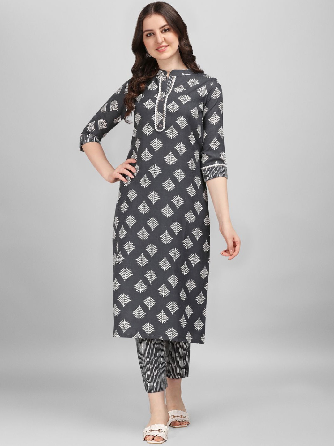 

NAINVISH Mandarin Collar Ethnic Motifs Printed Kurta with Trousers, Grey