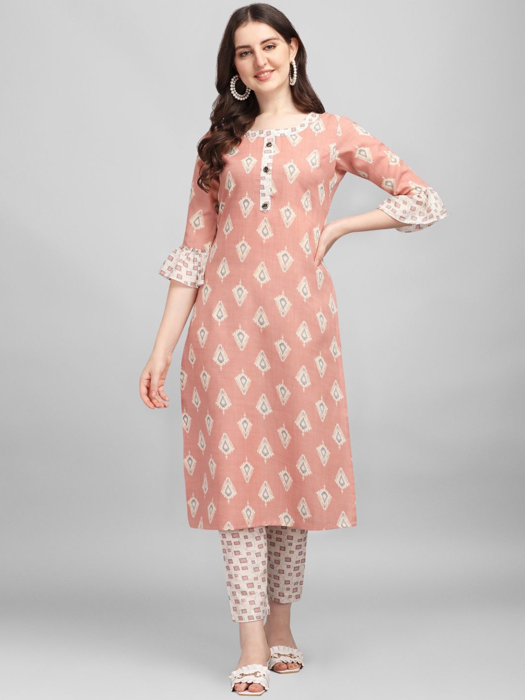 

NAINVISH Ethnic Motifs Printed Straight Kurta with Trousers, Peach