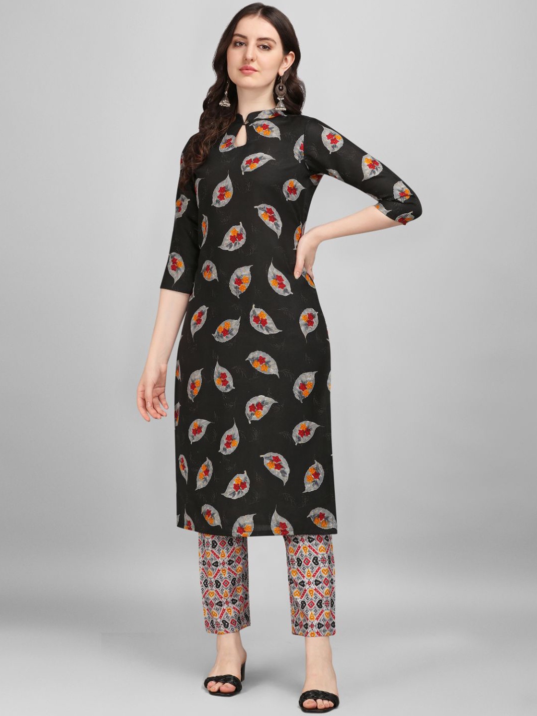 

NAINVISH Mandarin Collar Floral Printed Kurta with Trousers, Black