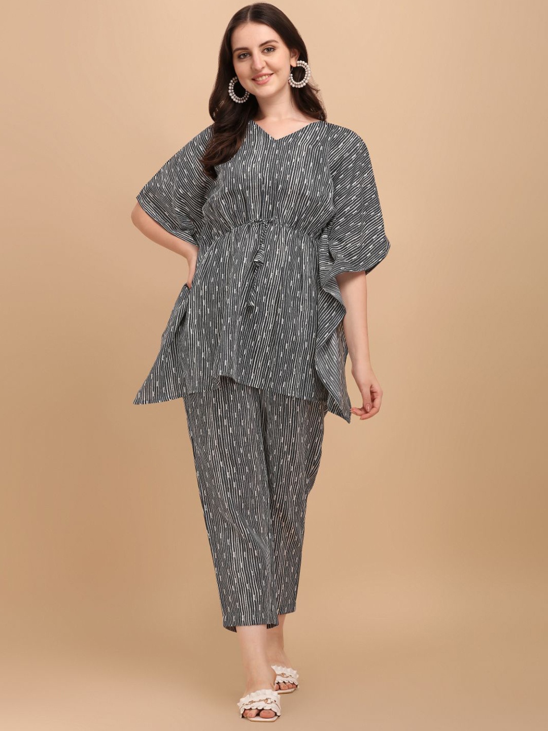 

NAINVISH Striped Kaftan Kurti with Trousers, Black