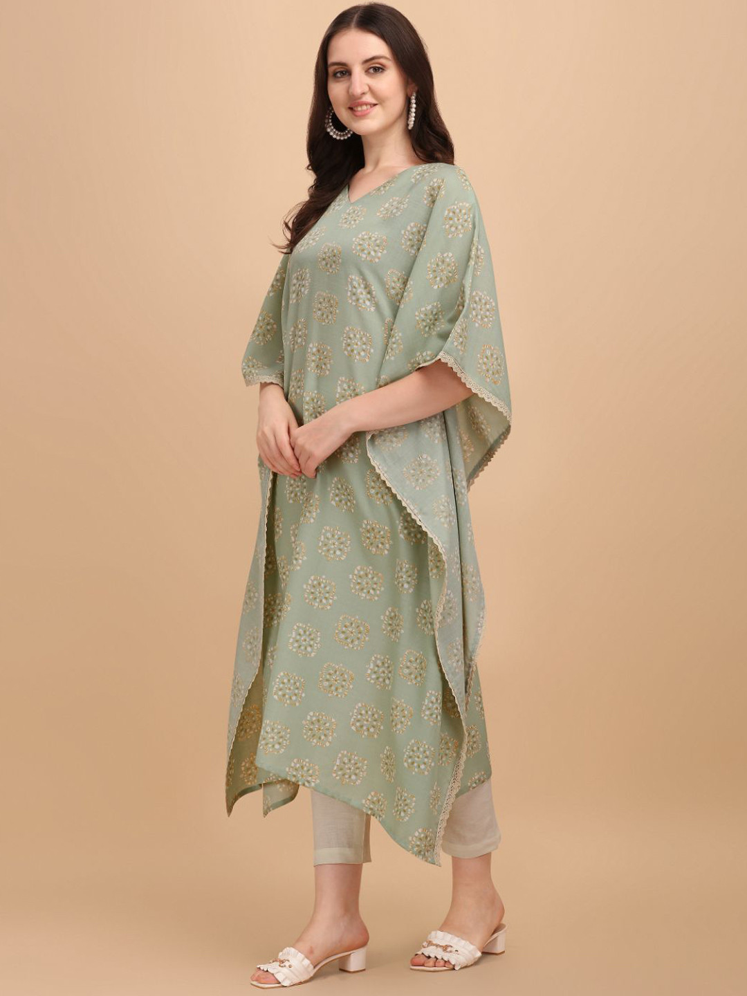 

NAINVISH Ethnic Motifs Printed Kaftan Kurta with Trousers, Green