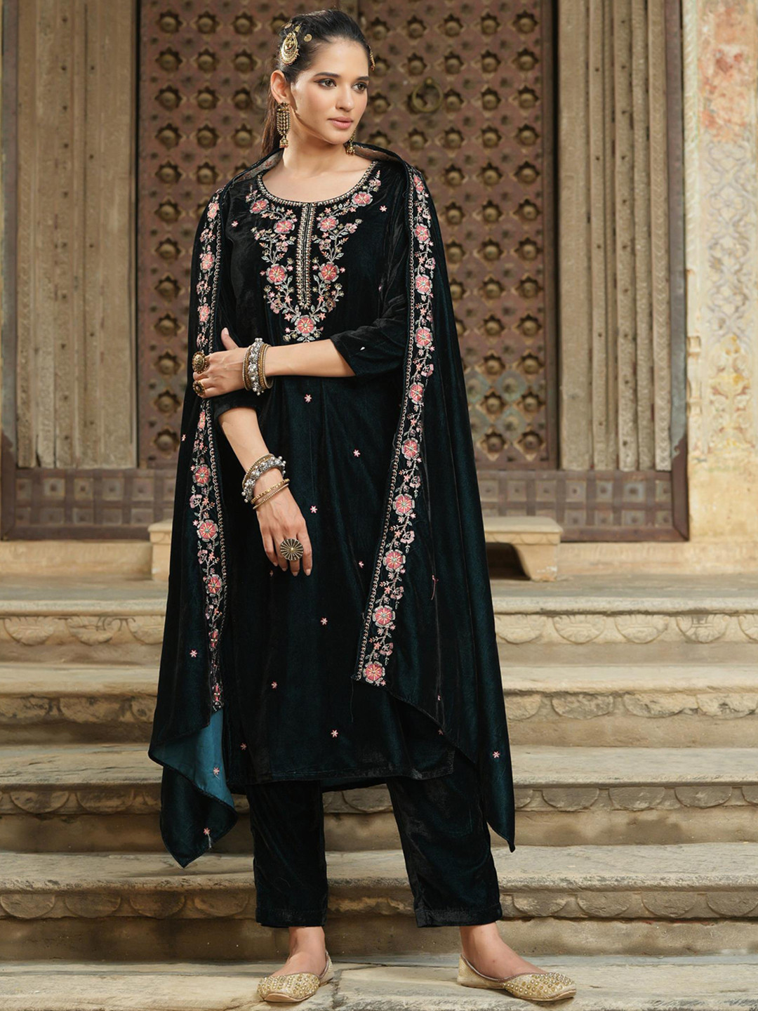 

SCAKHI Floral Embroidered Velvet Kurta With Trousers & Dupatta, Green