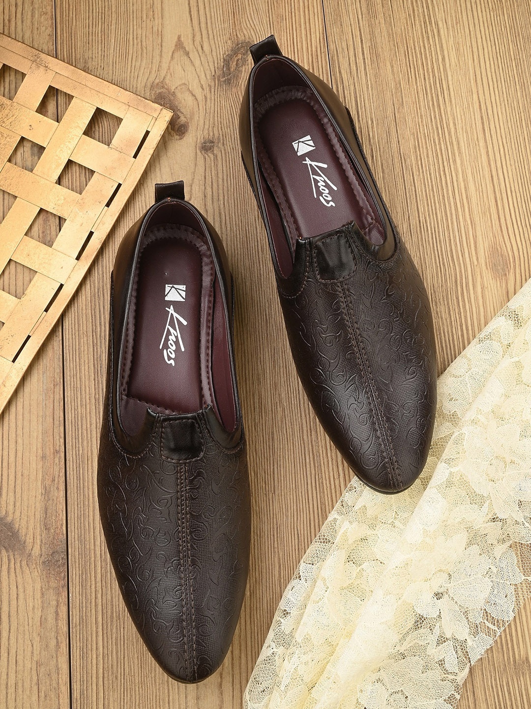 

knoos Men Textured Mojaris, Brown