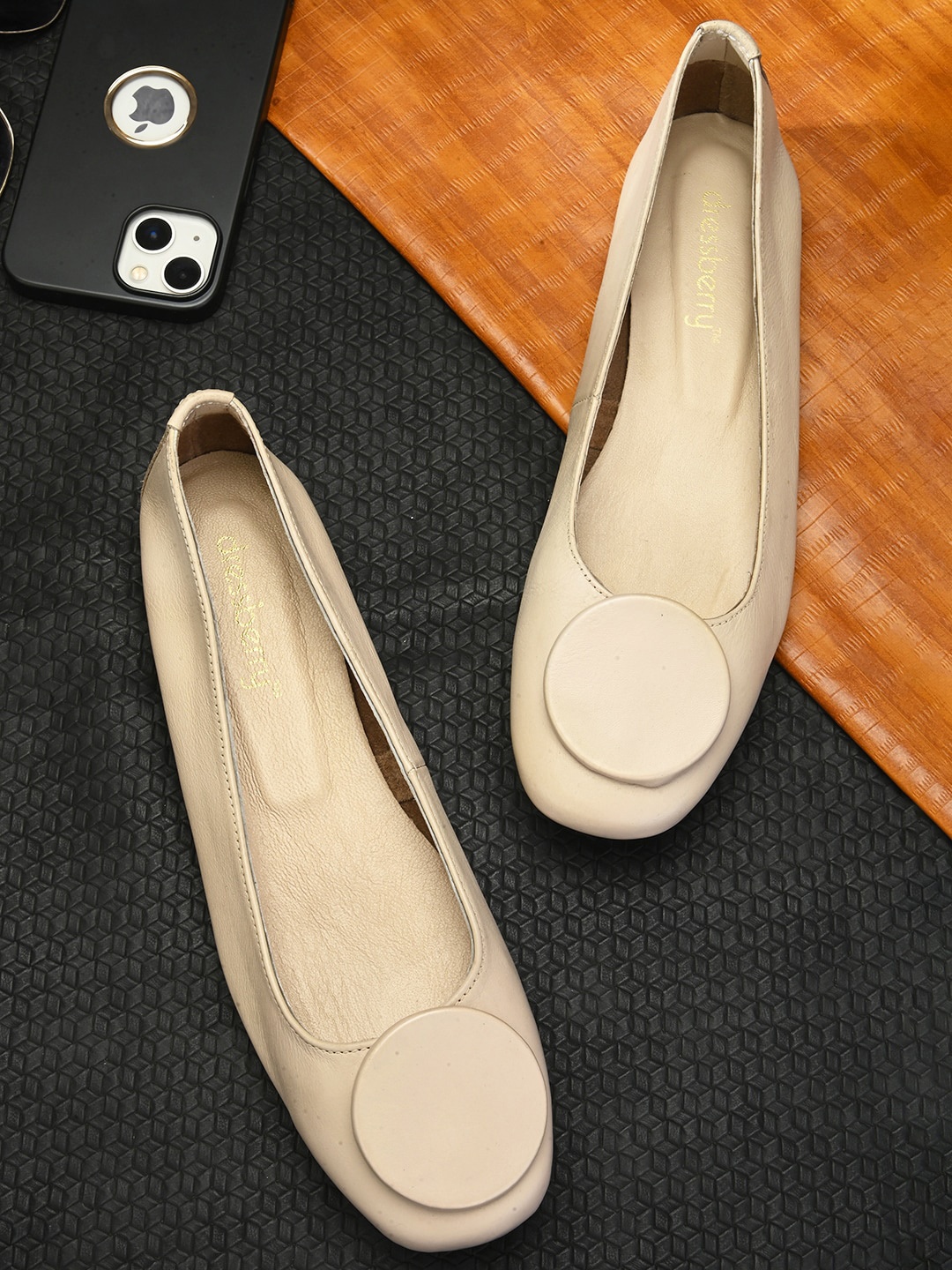 

DressBerry Beige Round Toe Leather Ballerinas