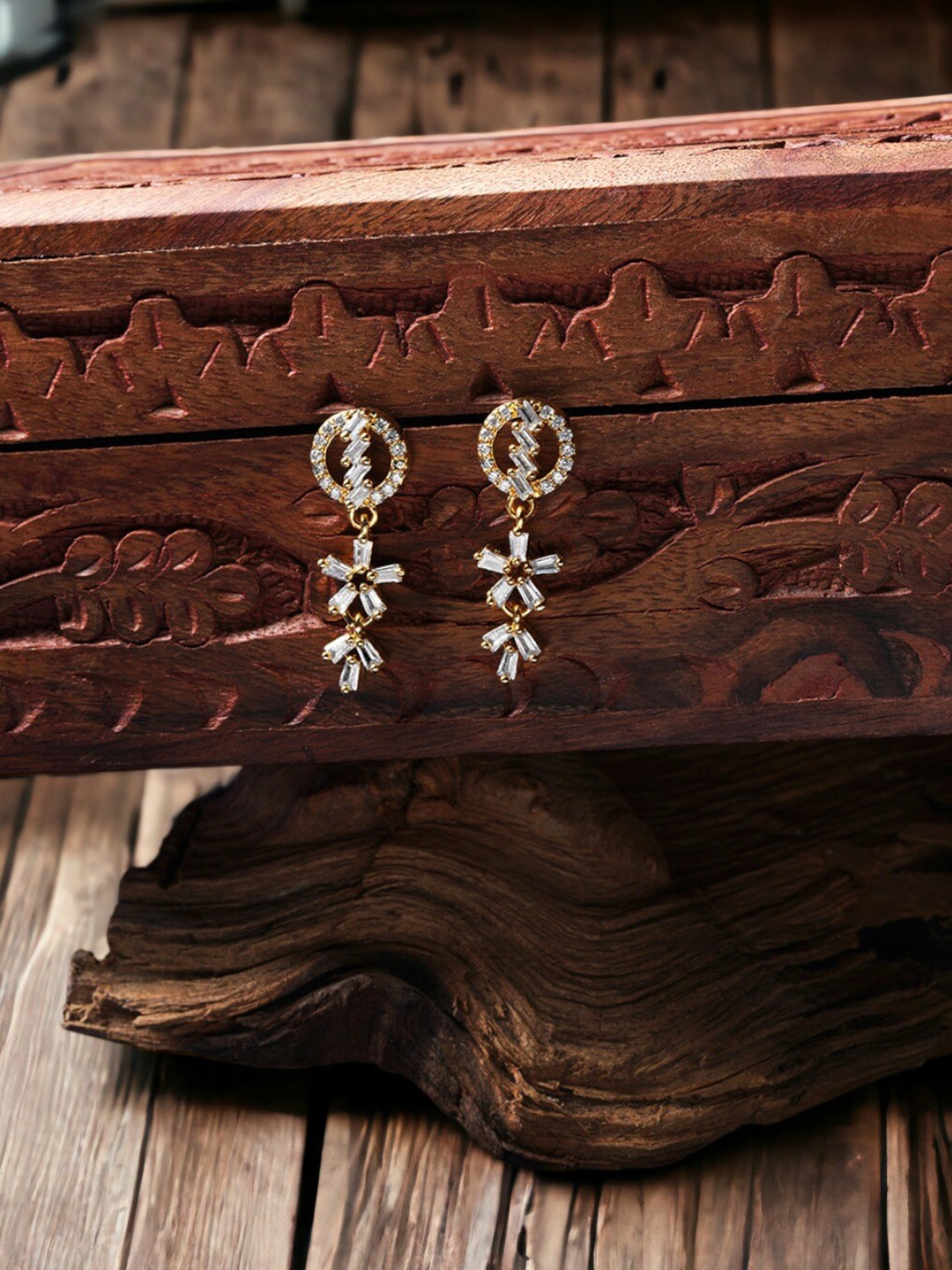 

DressBerry Gold-Toned Diamond Shaped Drop Earrings