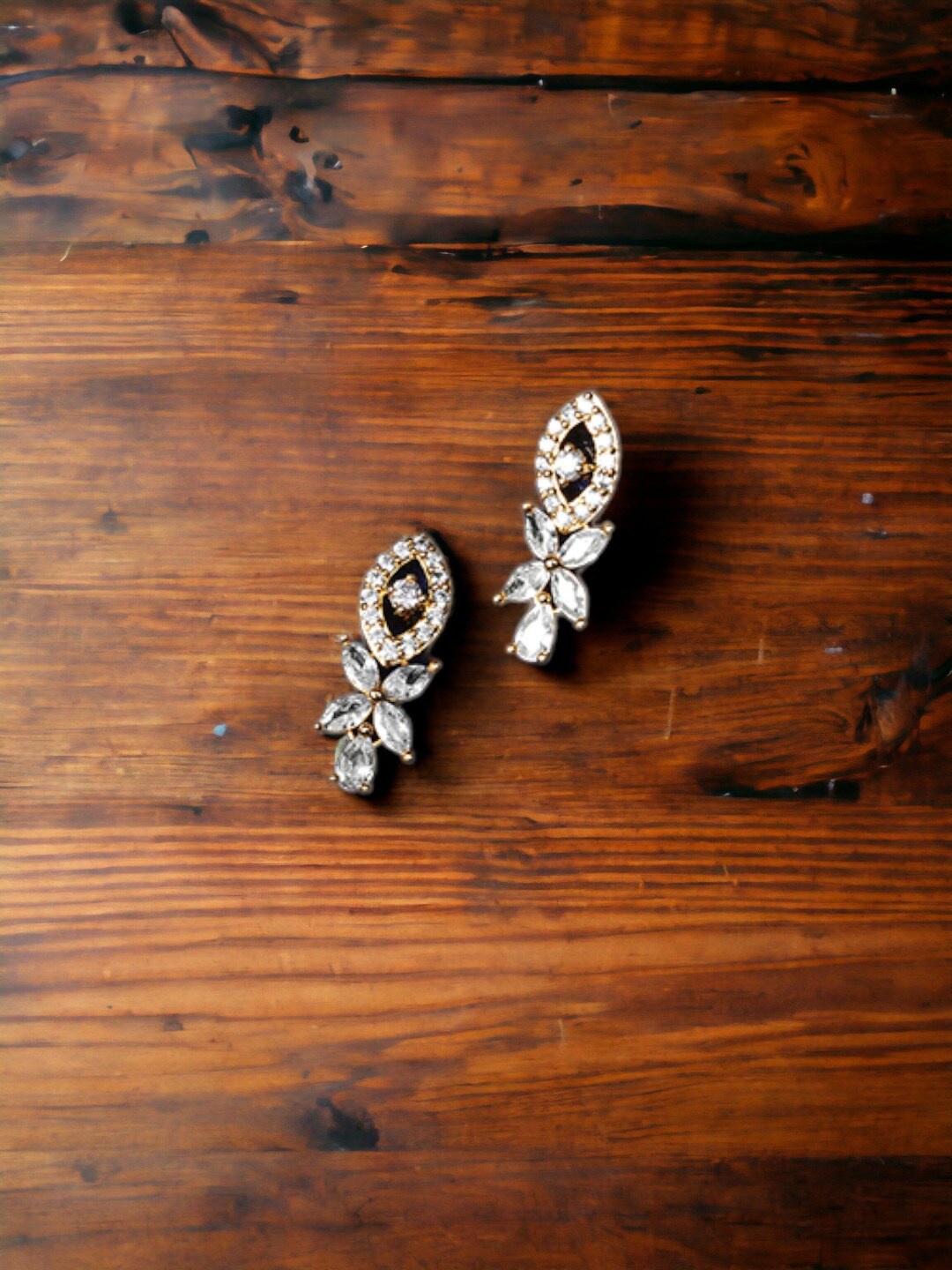

DressBerry Gold-Plated Teardrop Shaped Drop Earrings
