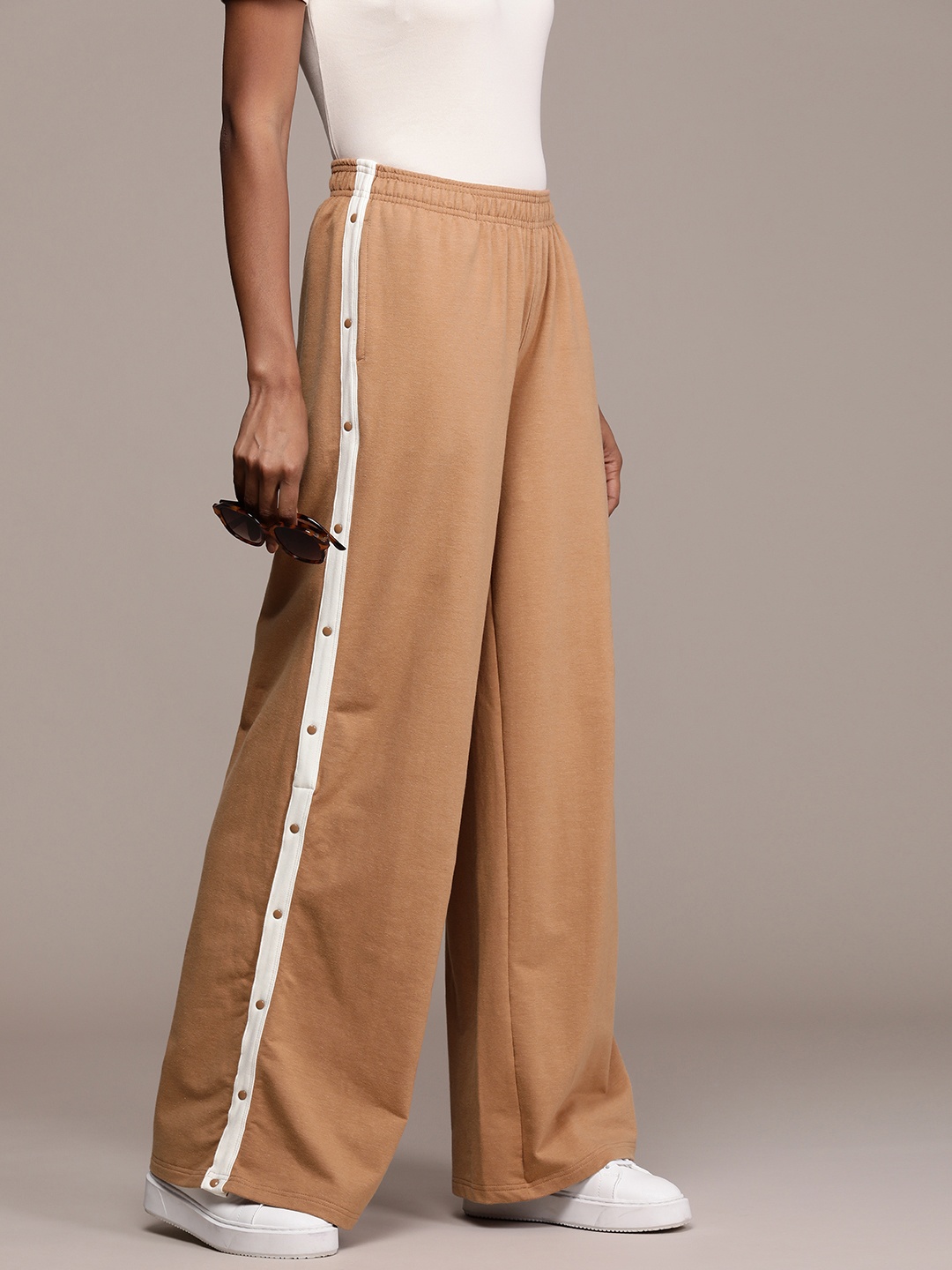 

bebe Women Regular Track Pants, Camel brown