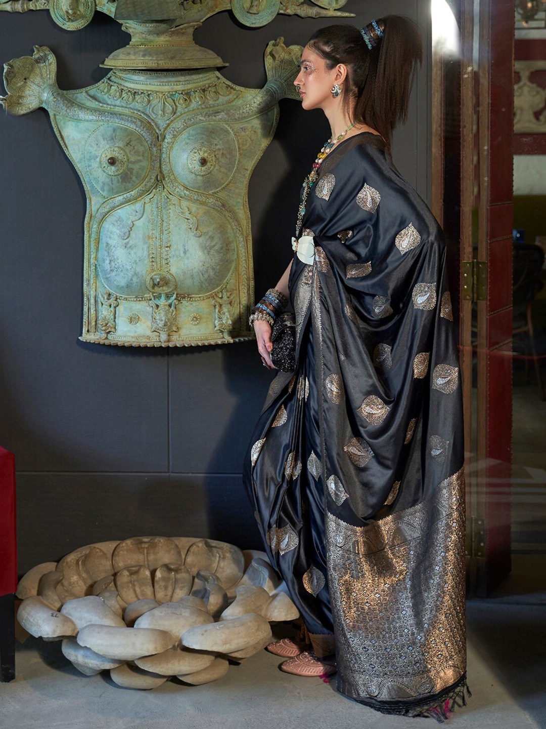 

Mitera Black & Gold-Toned Ethnic Woven Design Zari Banarasi Saree