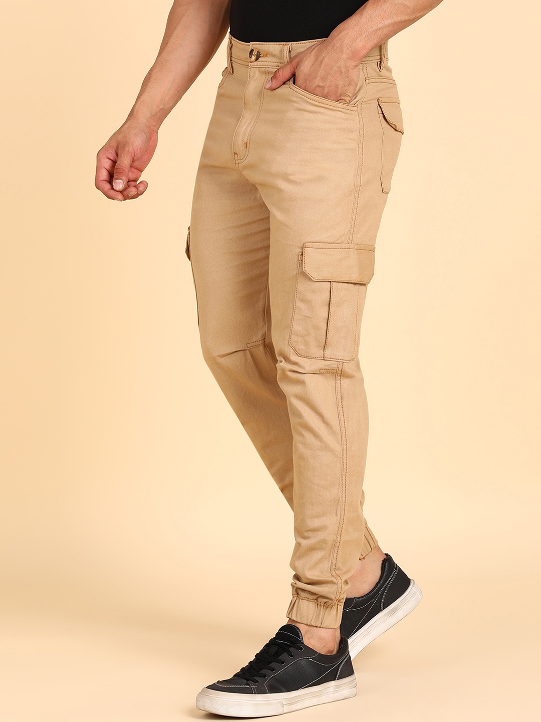 

MONTREZ Comfort Men Mid-Rise Cargo Trousers, Camel brown
