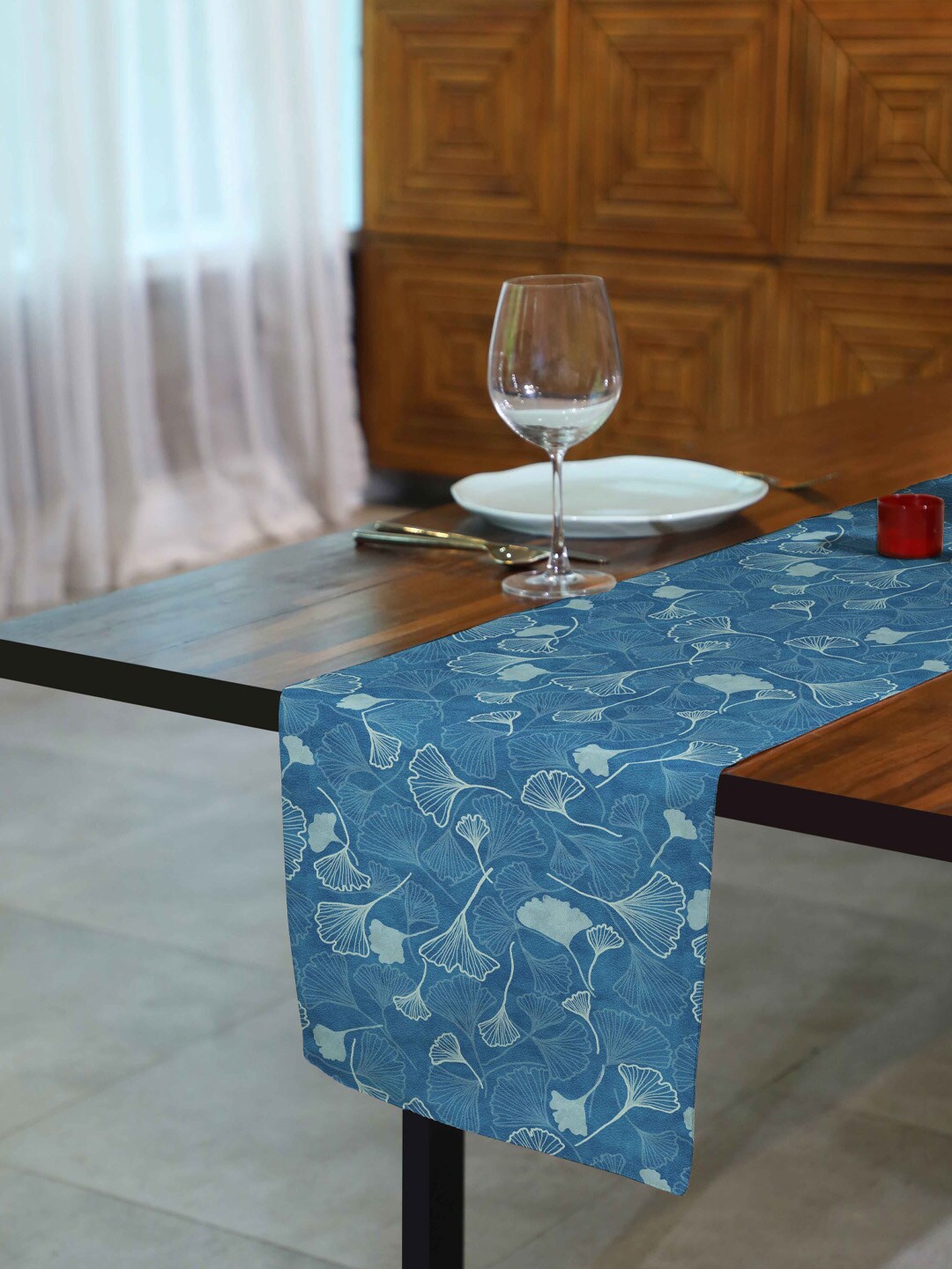 

SPACES Blue & White 5 Pieces Floral Printed Reversible Table Runner & Table Placemats