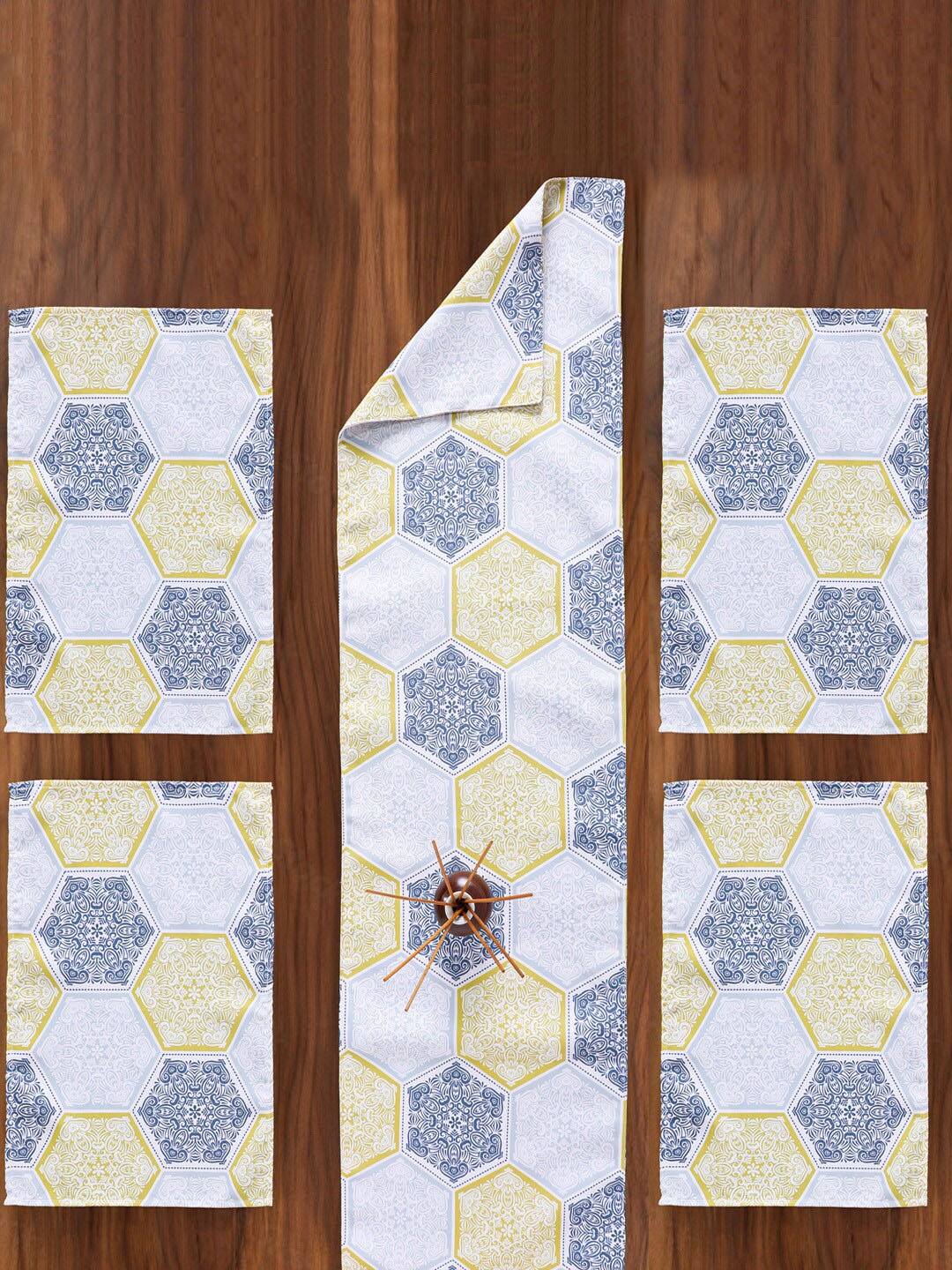 

SPACES 4 Pcs Printed Rectangular Table Placemats With Reversible 1 Table Runner, White