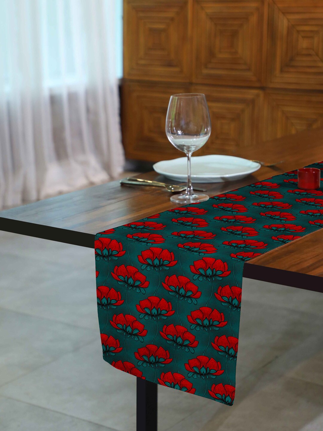 

SPACES Red & Green 5 Pcs Ethnic Motifs Printed Reversible Table Runner & Table Placemats