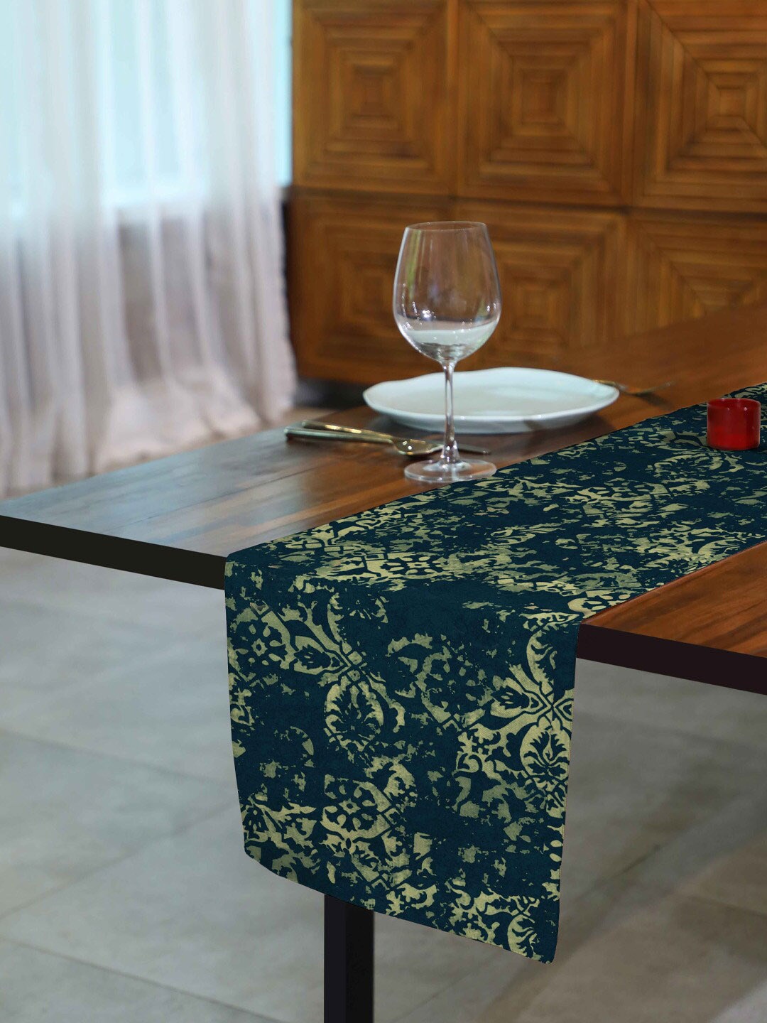 

SPACES 5 Pieces Blue Artful Finesse Printed Table Runner & Placemats