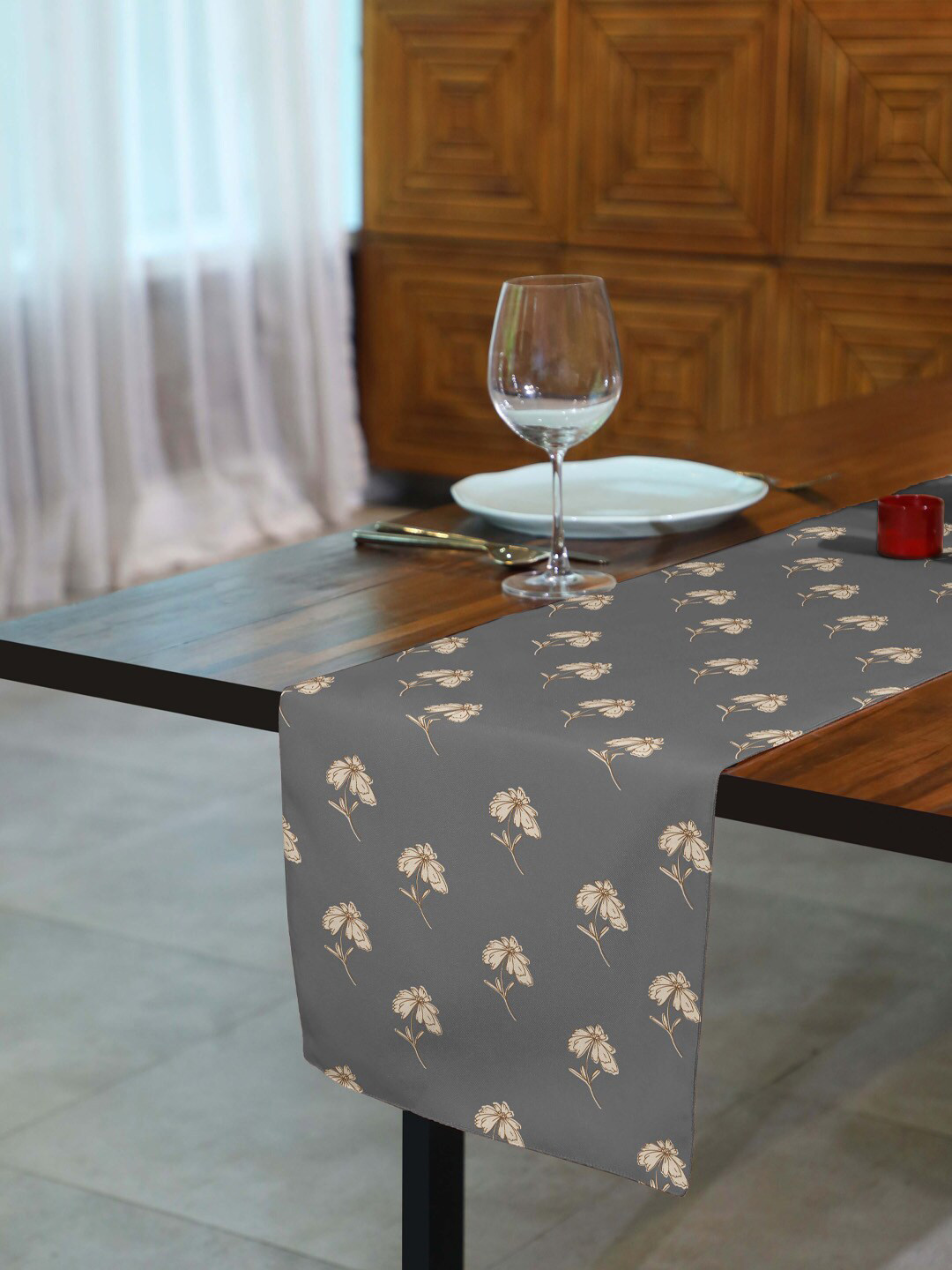 

SPACES 5 Pieces Grey & Beige Bohemian Daisy Printed Table Runner & Placemats
