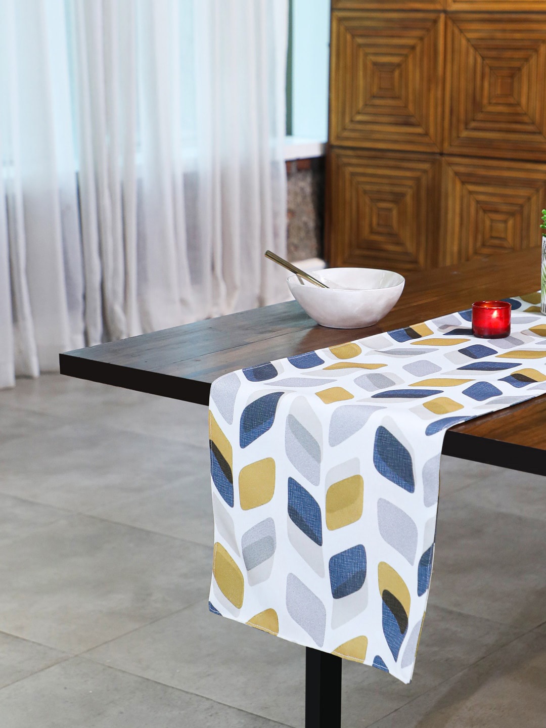 

SPACES 4 Pieces Printed Table Placemats & 1 Table Runner, White