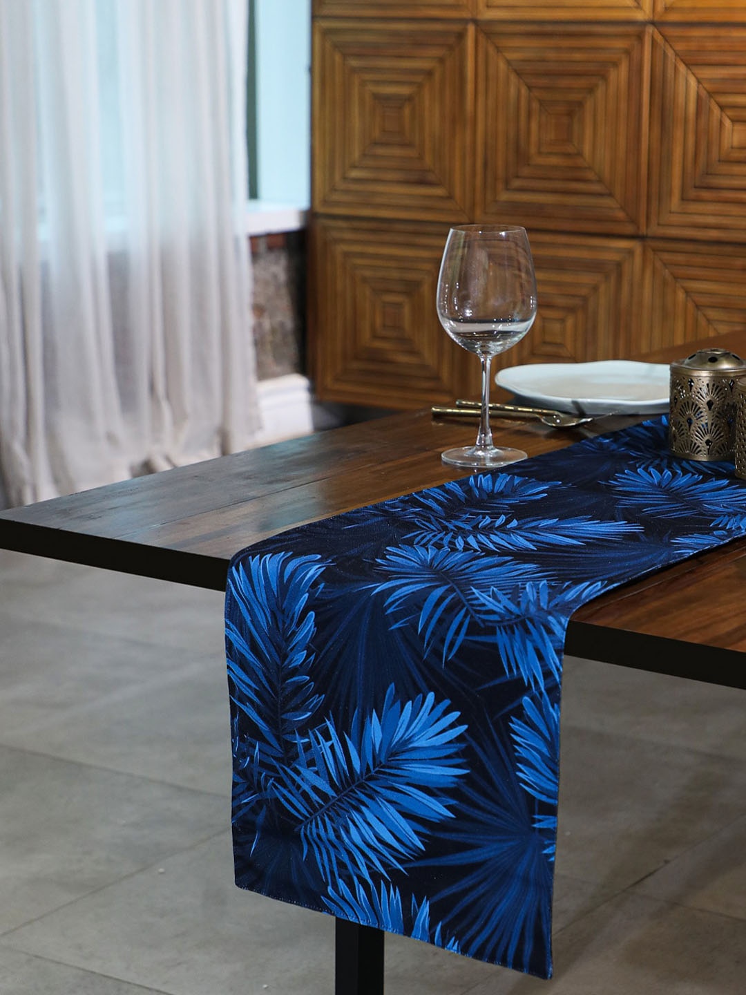 

SPACES 5 Pieces Blue Tropical Palm Printed Table Runner & Placemats