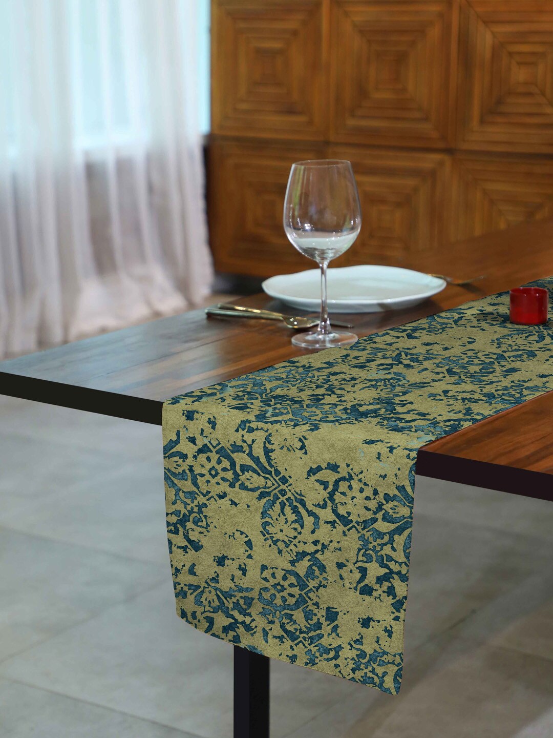 

SPACES Artful Finesse Beige & Green Abstract Printed 5 Pcs Table Runner & Table Placemats