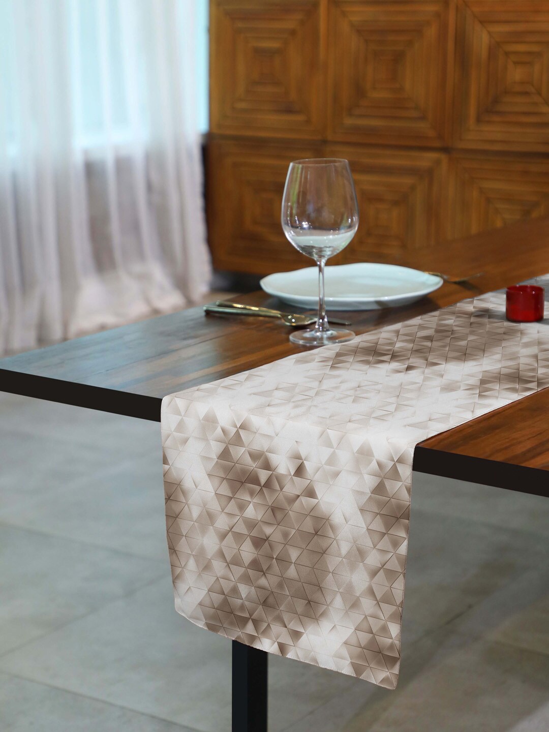 

SPACES 4 Pieces Printed Table Placemats & 1 Table Runner, Brown