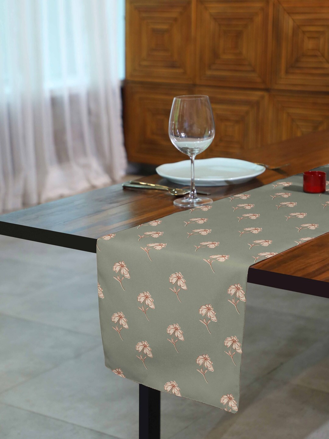 

SPACES 5 Pieces Green Bohemian Daisy Printed Table Runner & Placemats