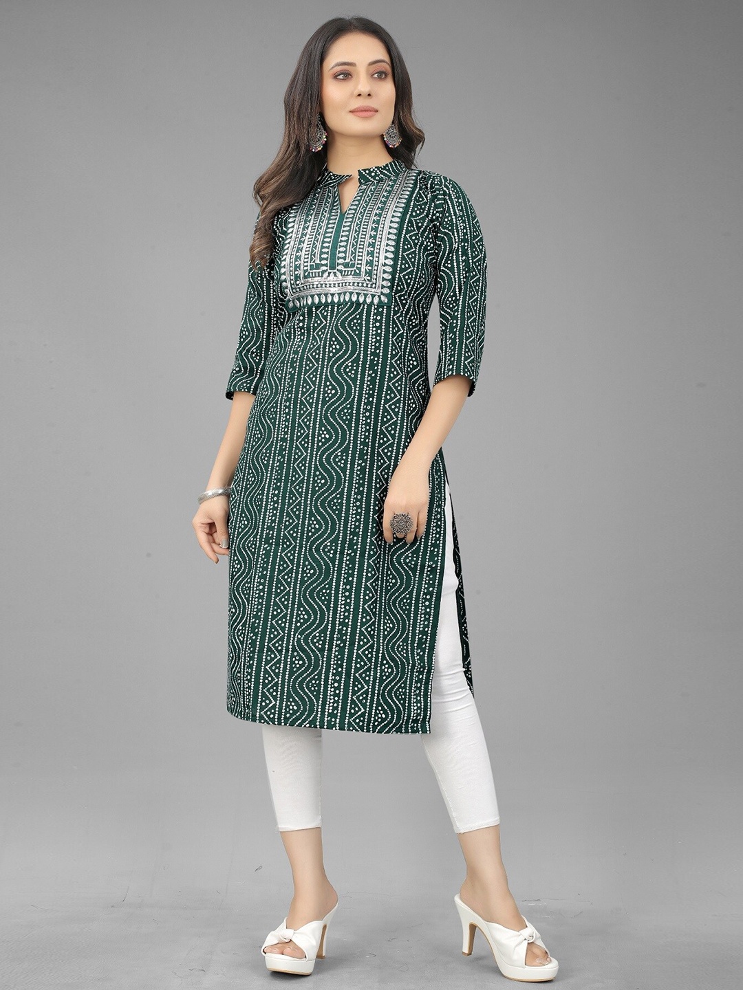 

APNISHA Bandhani Printed Mandarin Collar Kurta, Green