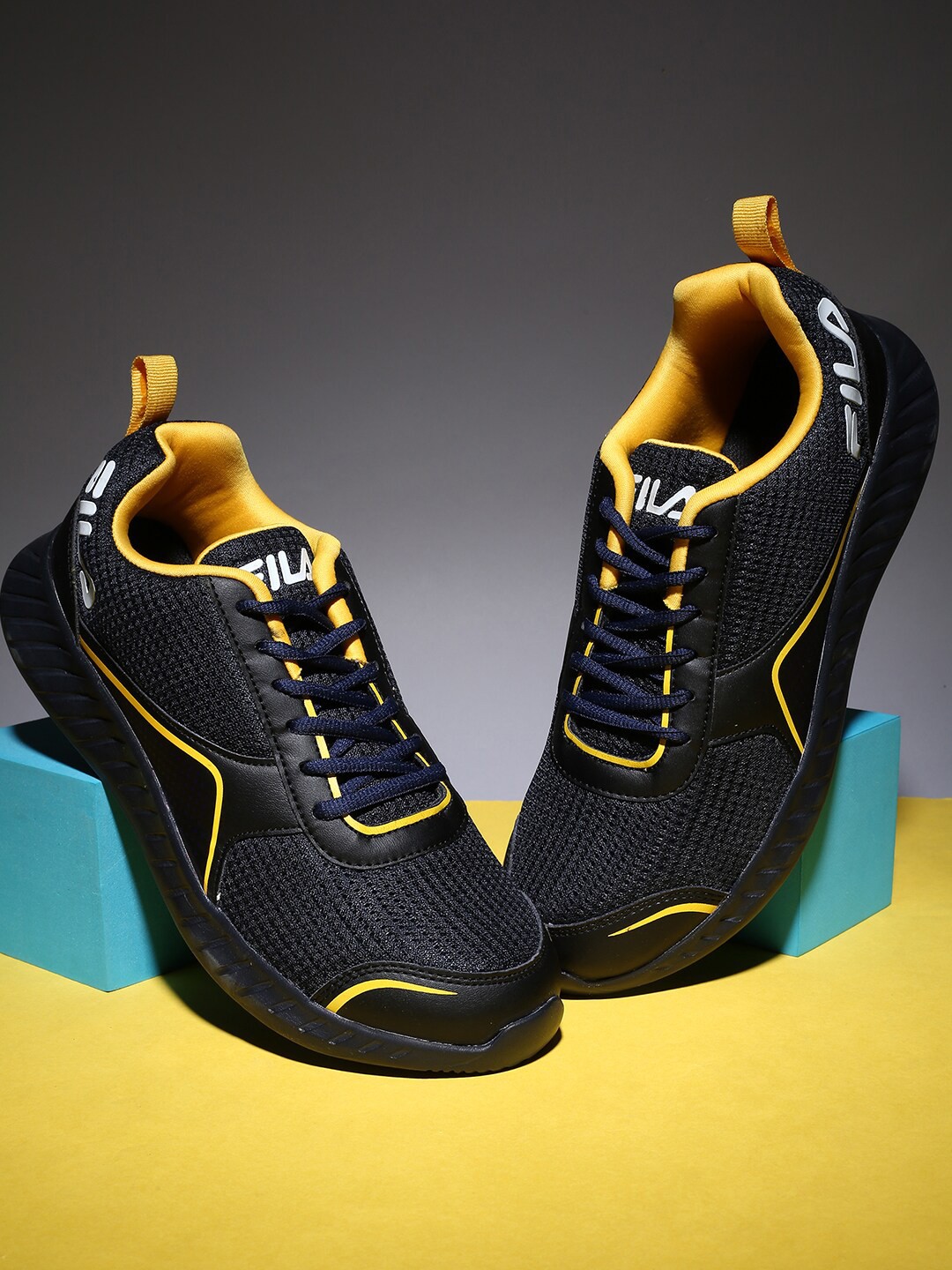 

FILA Men GARON PLUS Lightweight Marking Running Shoes, Black
