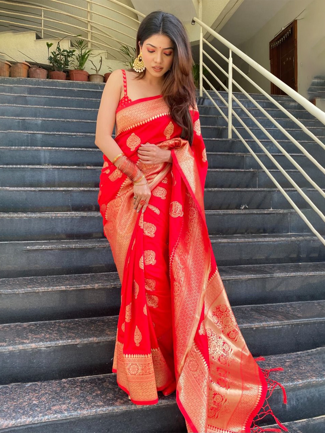 

VEERAX Ethnic Woven Design Zari Pure Silk Paithani Saree, Red
