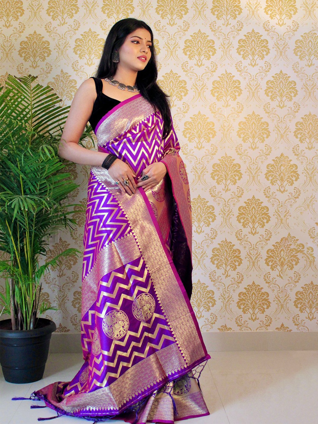 

VEERAX Chevron Woven Design Zari Pure Silk Paithani Saree, Purple