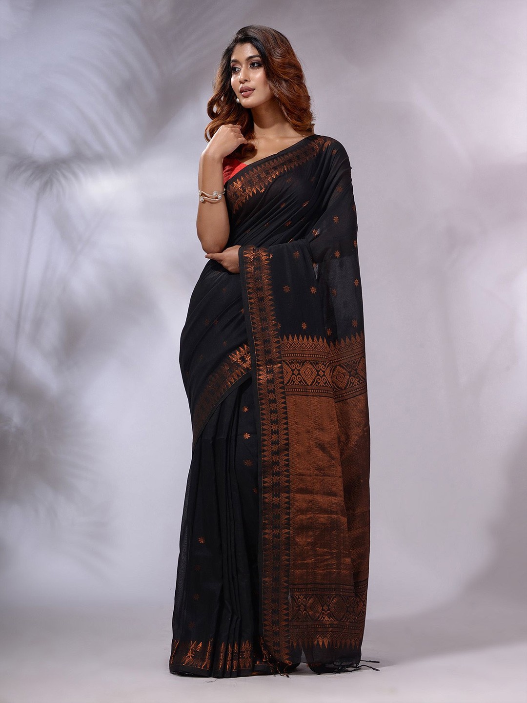 

Charukriti Floral Woven Design Pure Cotton Handloom Saree, Black
