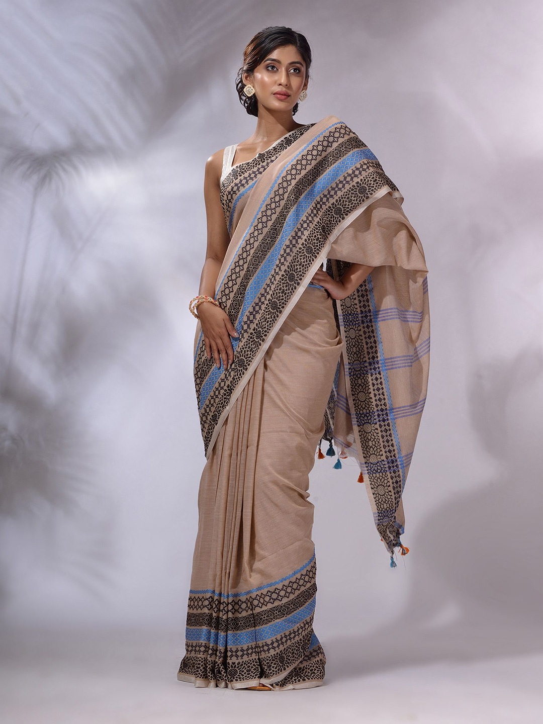 

Charukriti Woven Design Pure Cotton Handloom Saree, Beige
