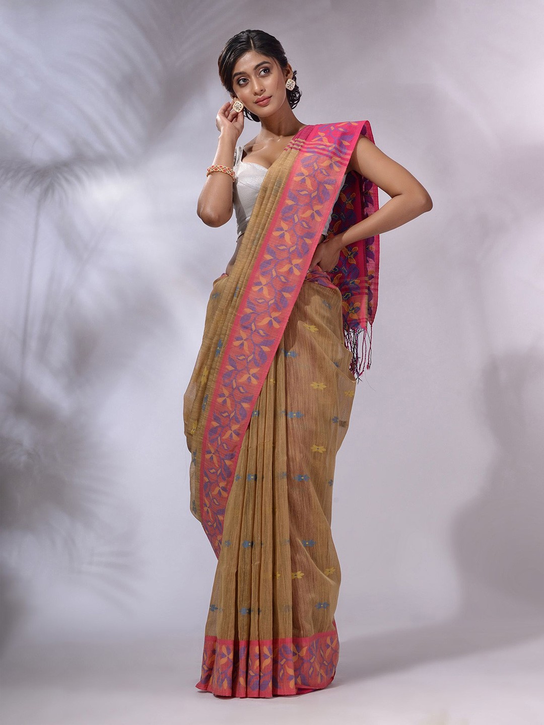 

Charukriti Woven Design Pure Cotton Handloom Saree, Beige