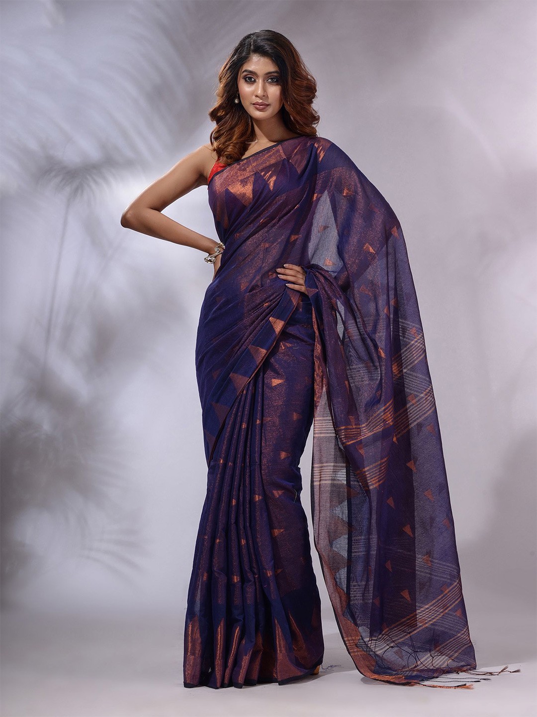 

Charukriti Geometric Woven Design Tissue Handloom Saree, Navy blue