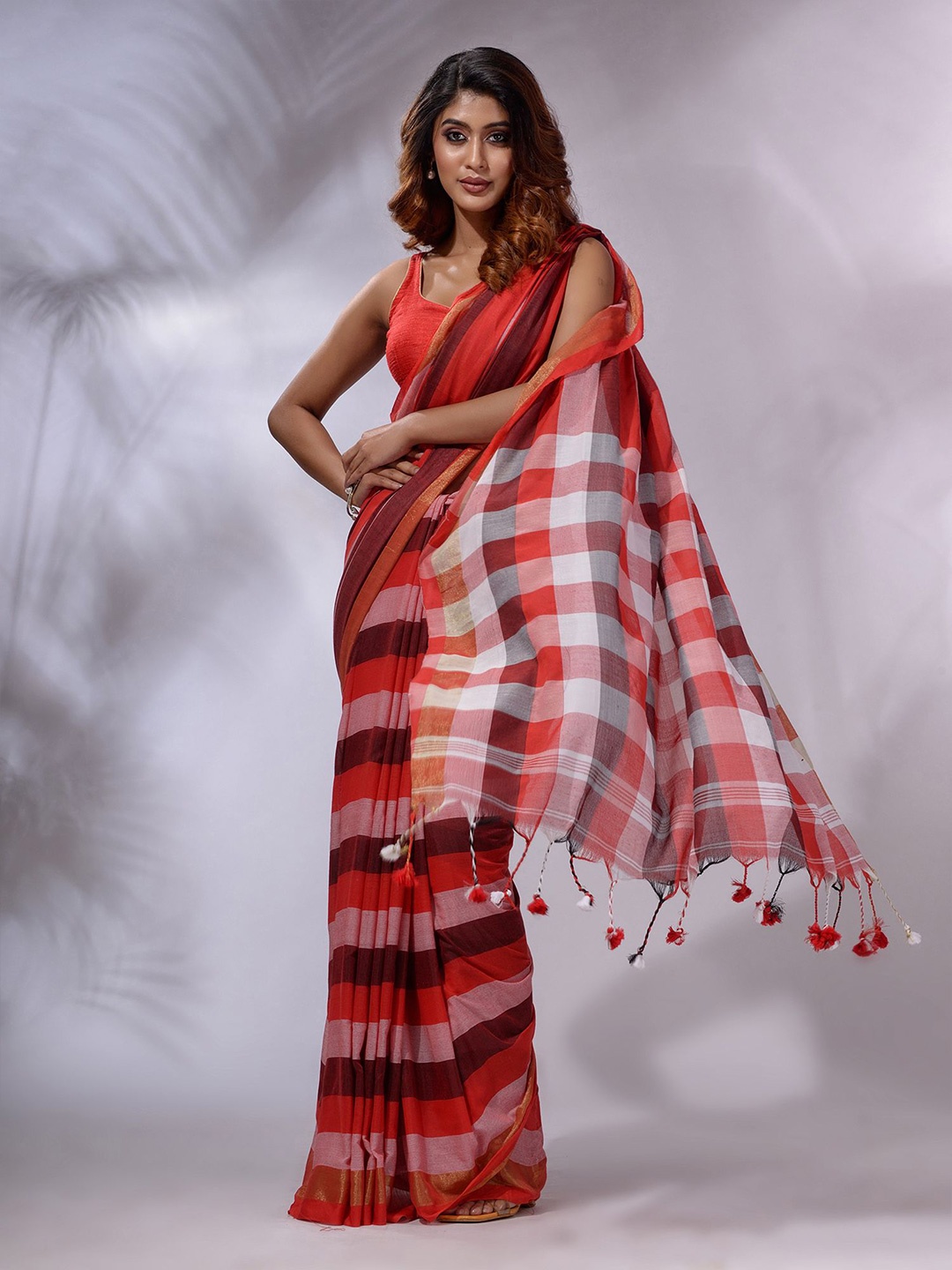 

Charukriti Checked Pure Cotton Handloom Saree, Red
