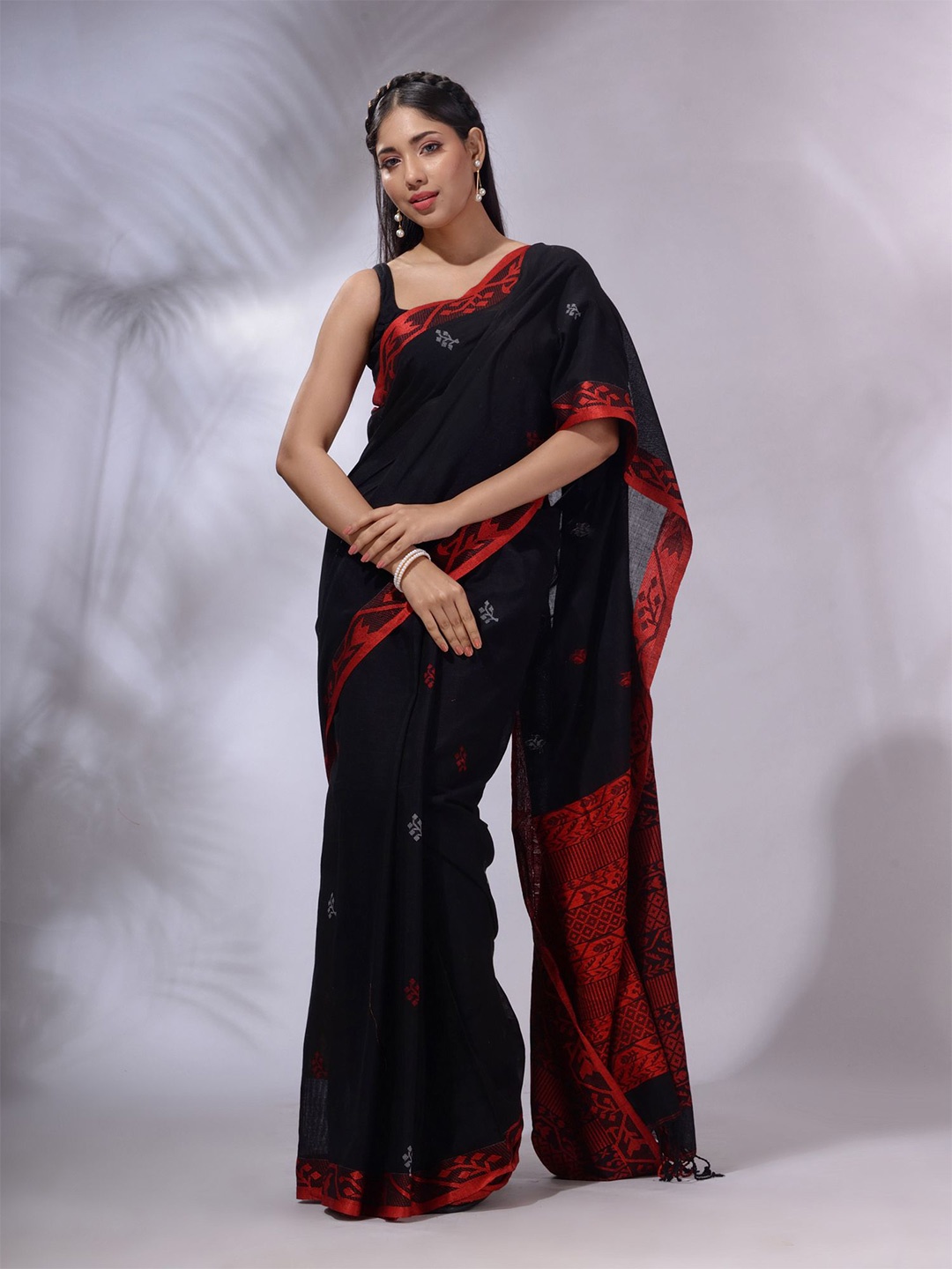 

Charukriti Woven Design Pure Cotton Handloom Saree, Black