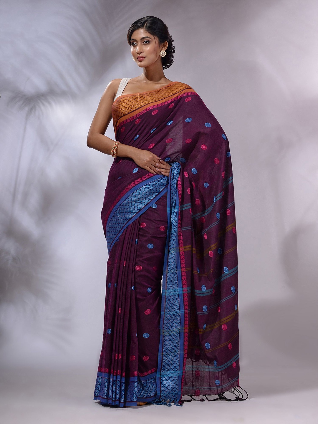 

Charukriti Floral Woven Design Pure Cotton Saree, Magenta