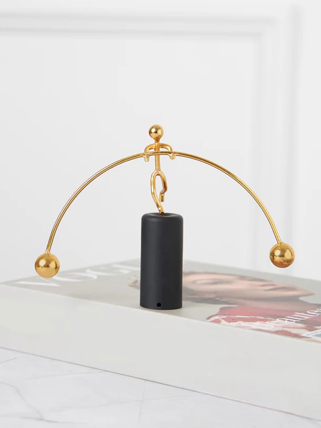 

DecorTwist Newton's Anti-Stress Balancing Weightlifter Stick Showpieces, Gold