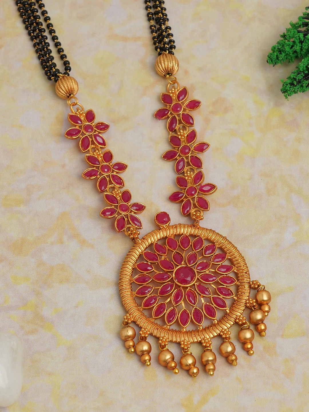 

LAFORWORD Gold-Plated Studded Necklace