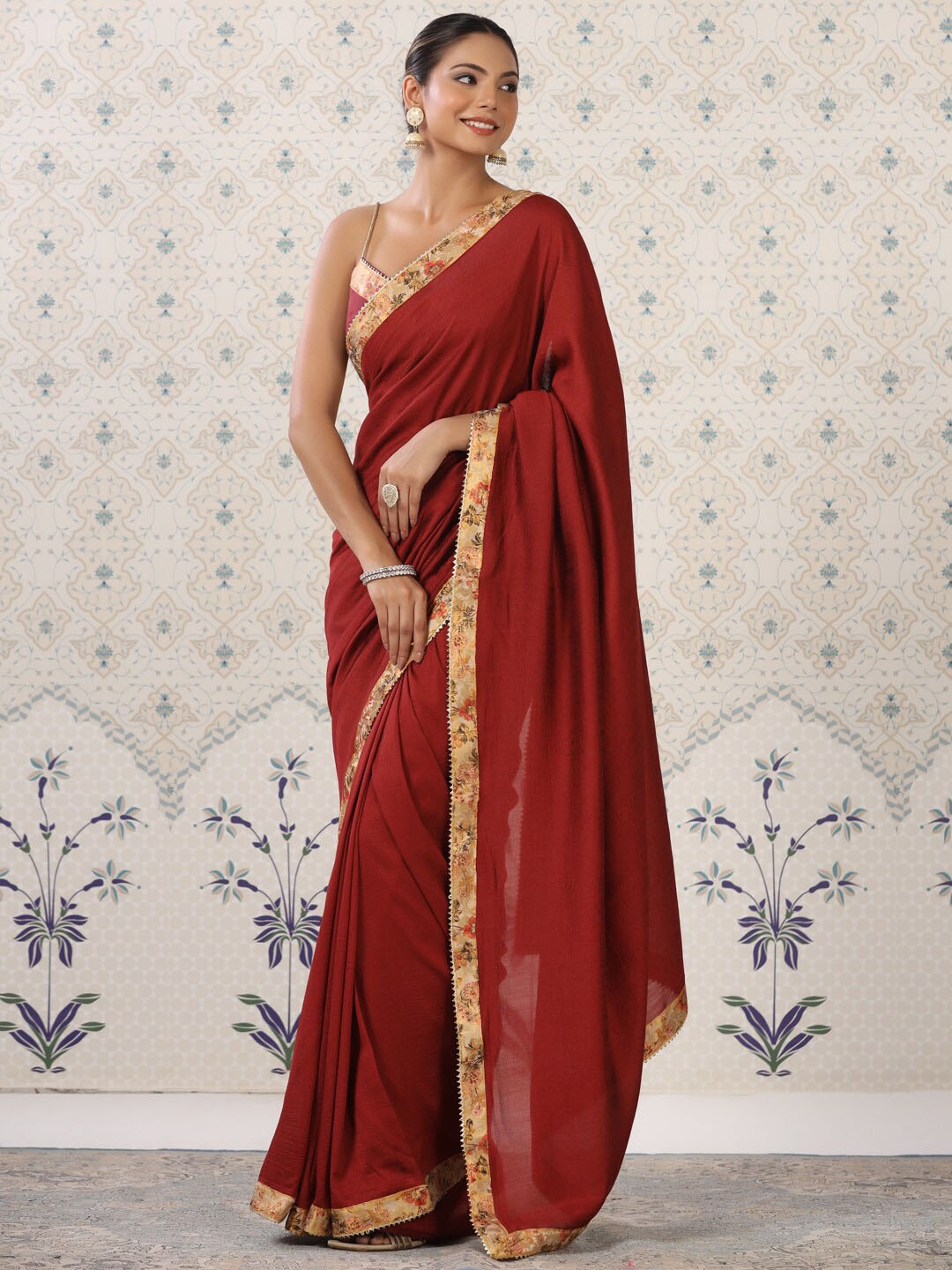 

Ode by House of Pataudi Maroon & Gold-Toned Zari Border Saree