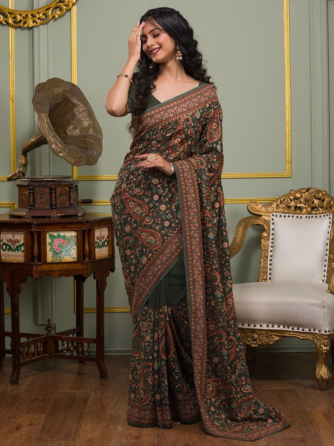 

Koskii Paisley Embroidered Poly Georgette Saree With Blouse Piece, Green