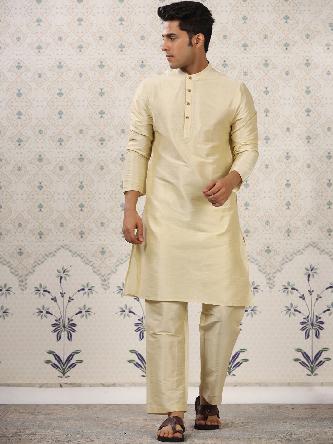 

Ode by House of Pataudi Mandarin Collar Thread Work Straight Kurta, Gold