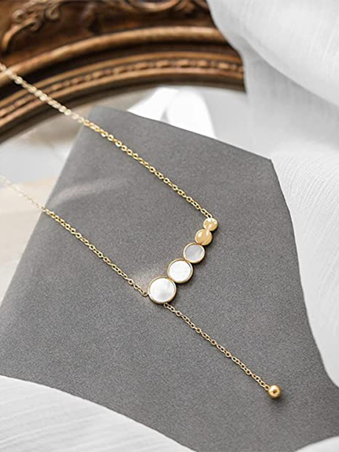 

VIEN Gold-Plated Round Shell Pendant Necklace