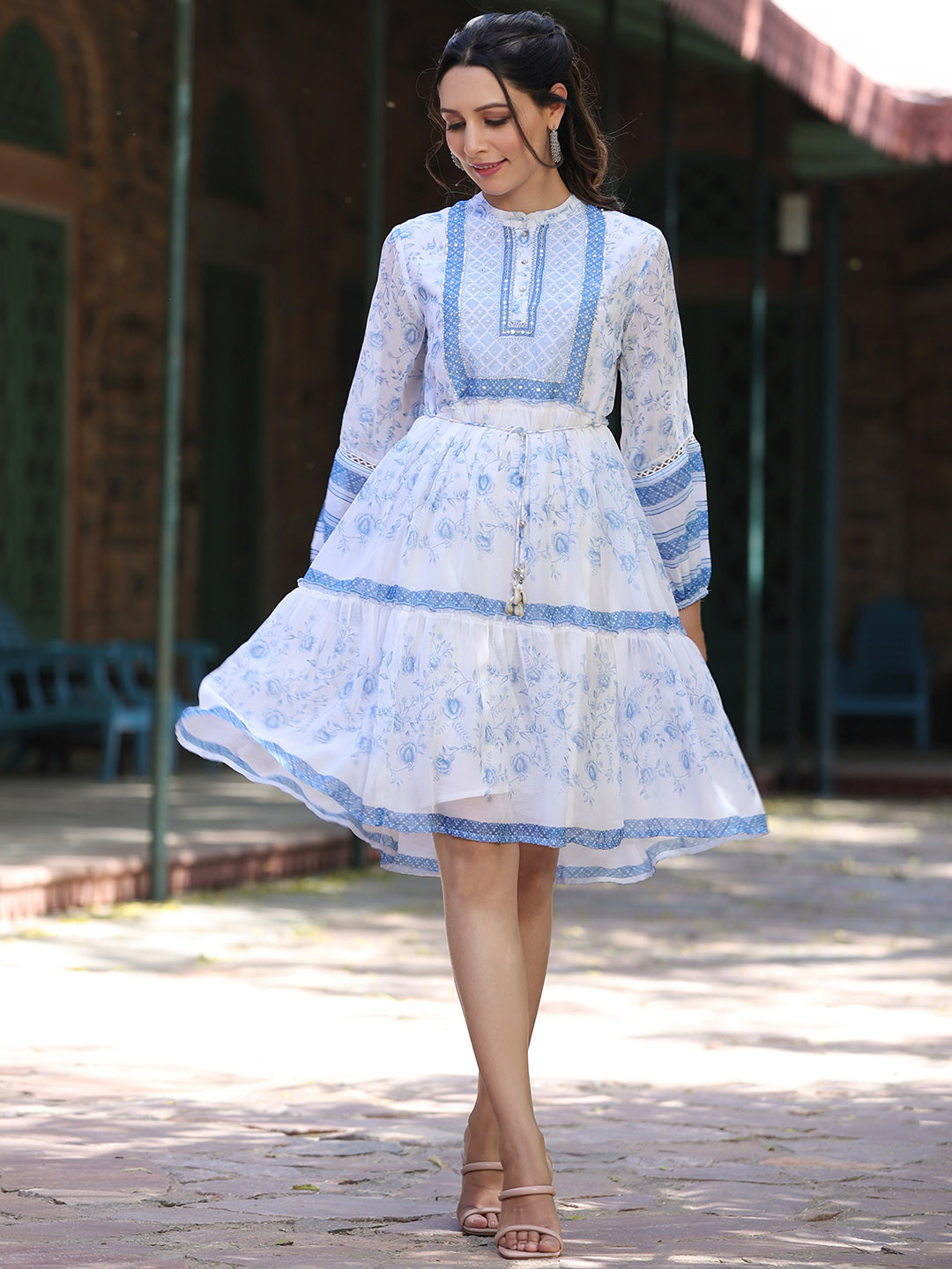 

Juniper White & Blue Floral Printed Mandarin Collar Puff Sleeves Tiered Knee Length Dress
