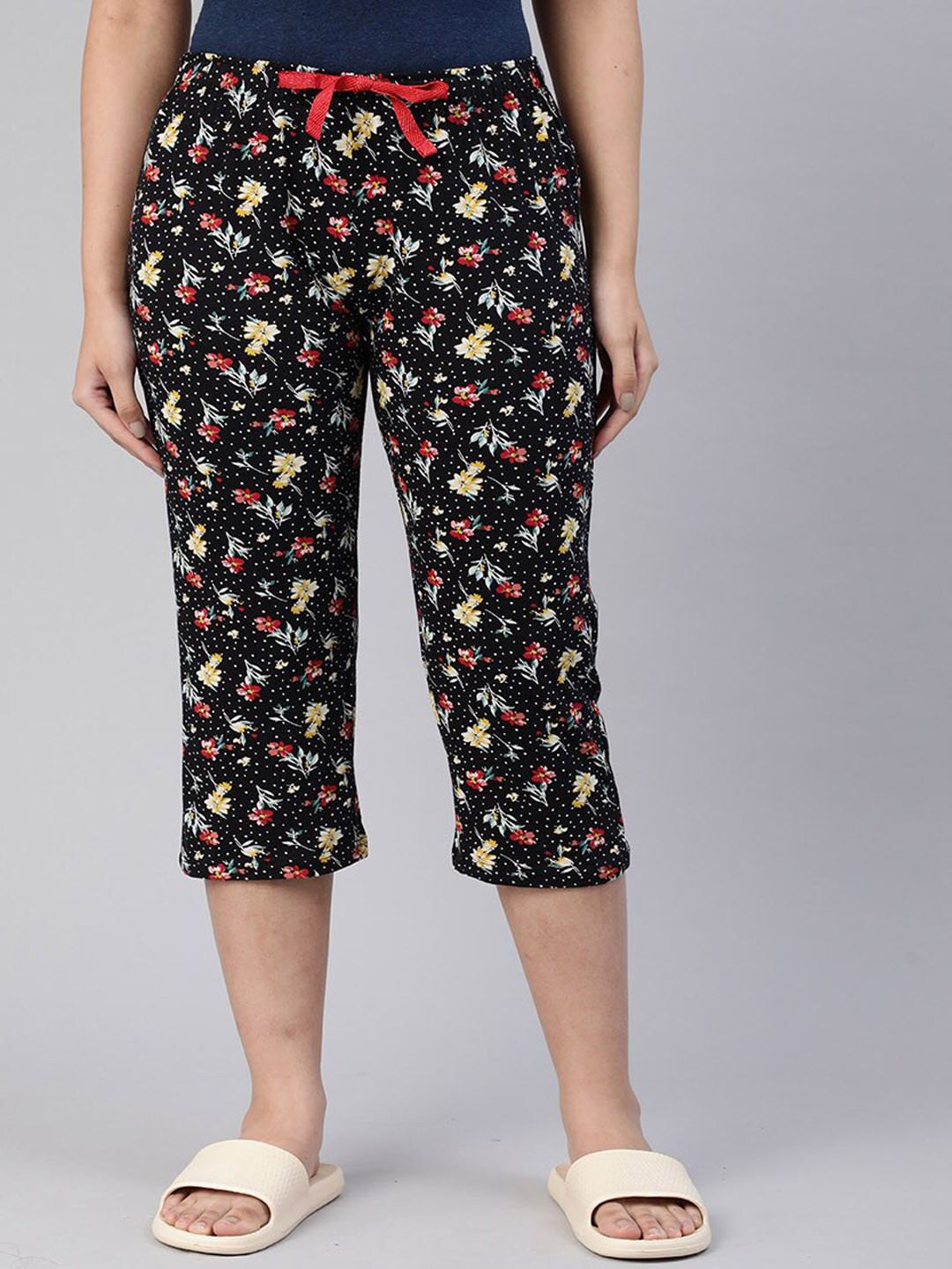 

LYRA Women Floral Printed Pure Cotton Capris, Black