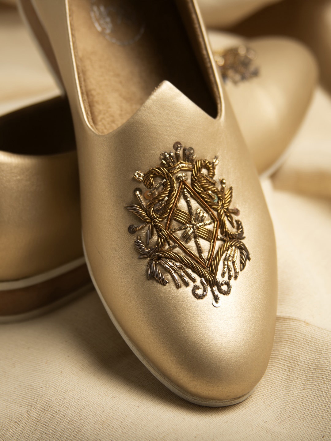 

MONKSTORY Men Embellished Mojaris, Cream