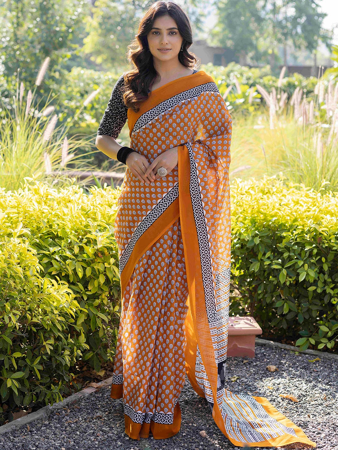 

Ragavi Floral Printed Saree, Orange