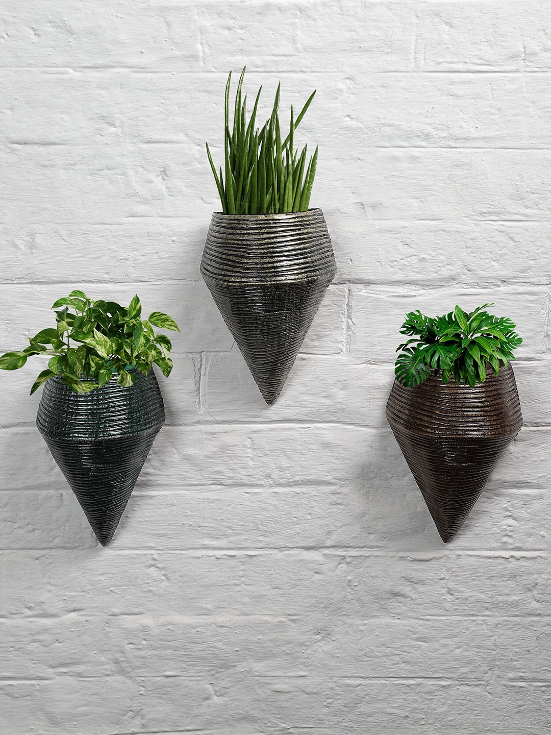 

Stylespace by Isha 3 Pieces Green & Black Textured Fiber Wall Planters